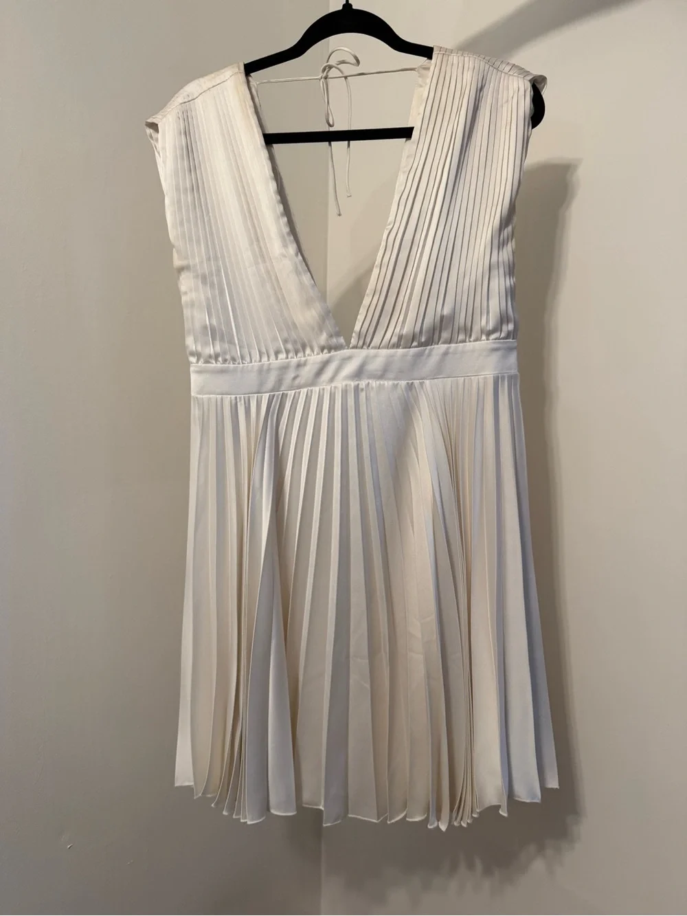 Abercrombie & Fitch Cream Pleated V-Neck Mini Dress - Picture 2 of 4
